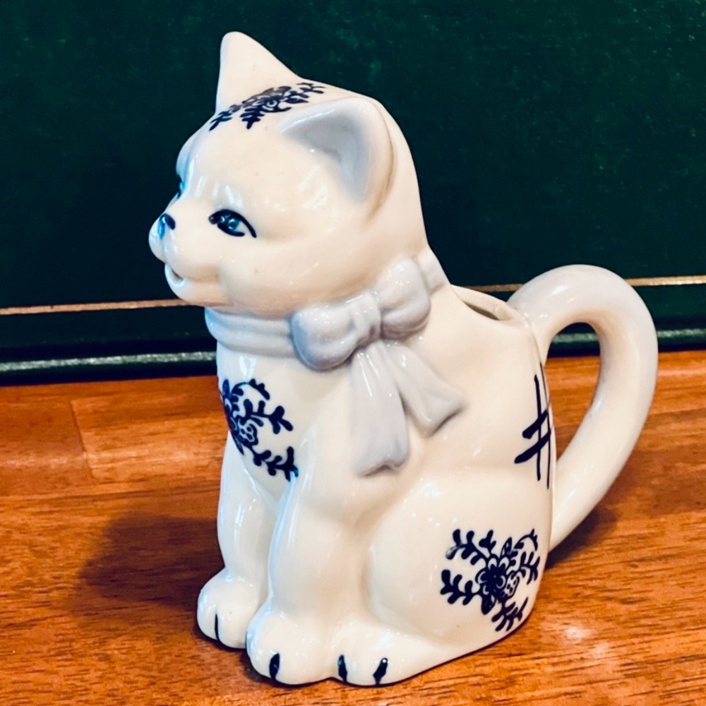 VINTAGE Cat Creamer Figurine - White and Blue Dutch-Style Design, Adorable, EUC - Picture 2 of 7